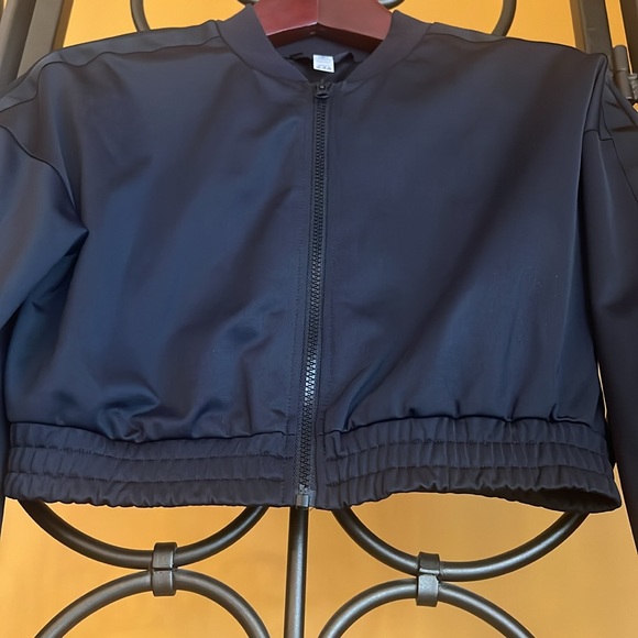 ALO Yoga Wintry Line Cropped Jacket - Picture 9 of 16